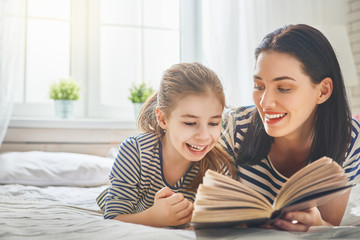 Obraz premium mother reading a book