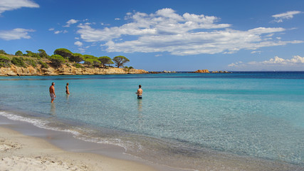 Plage aux eaux  bleu turquoise