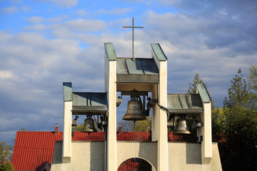 Piękna zabytkowa dzwonnica kościelna w Zawadzie. - obrazy, fototapety, plakaty