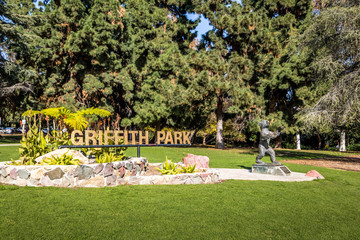Naklejka premium Znak i posąg Griffith Park - Los Angeles, Kalifornia, USA