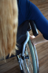 Obraz premium Junge Frau im Rollstuhl