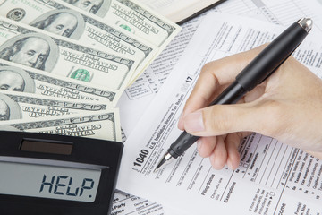 Obraz premium Businessman's hand with help word on the calculator