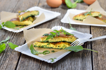 Deftiges Kräuteromelette mit Parmesan portionsgerecht geschnitten - Cuts of delicious herb omelette