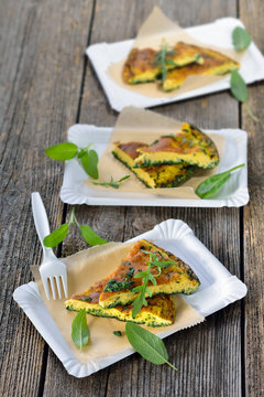 Deftiges Kräuteromelette mit Parmesan portionsgerecht geschnitten - Cuts of delicious herb omelette