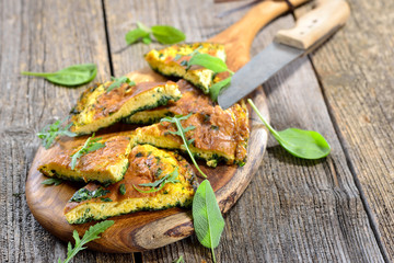 Deftiges Kräuteromelette mit Parmesan portionsgerecht geschnitten - Cuts of delicious herb omelette