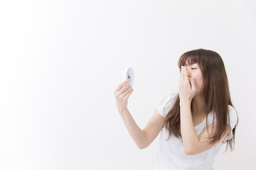 目覚まし時計と女性