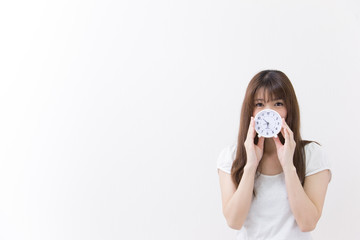 目覚まし時計と女性