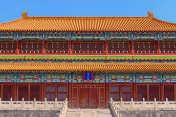 Obraz premium Traditional Chinese building under blue sky