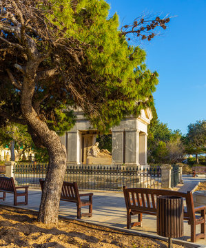 Malta Valletta Hastings Gardens, Francis, Marquis of Hastings - Grave, Monument, Lord hastings