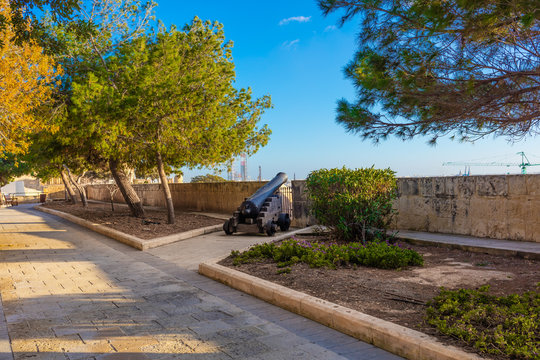 Malta Valletta: Hastings Gardens - old cannon