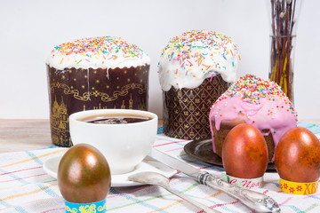 Пасхальное утро - крашенные яйца и кулич