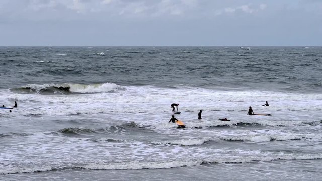 Wellenreite auf der Nordseeinsel Norderney in Ostfriesland bei leichten Wellengang