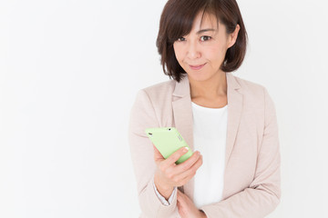 スマホを見るミドル女性