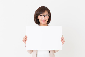 Fototapeta premium ホワイトボードを持つミドル女性 笑顔