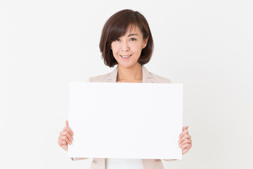Fototapeta premium ホワイトボードを持つミドル女性 笑顔