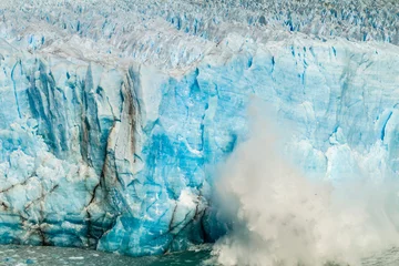 Rolgordijnen Gletsjers Splash after iceberg fall at Perito Moreno glacier in Patagonia, Argentina