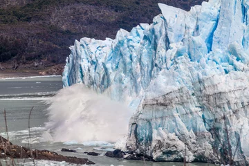 Crédence de cuisine en verre imprimé Glaciers Glace tombant du glacier Perito Moreno, Argentine