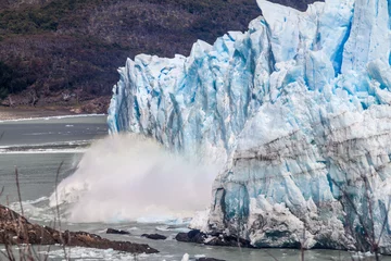 Crédence de cuisine en verre imprimé Glaciers Ice falling from Perito Moreno glacier, Argentina