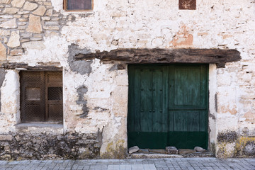 Fototapeta na wymiar Puerta antigua de madera verde en casa de pueblo.