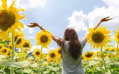 Fotobehang Zonnebloem Vrijheid leven van mooi meisje ontspanning reizen buiten aard van de zonnebloemen veld en zonneschijn