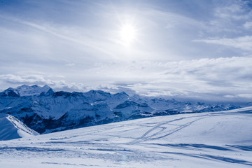 Fototapeta na wymiar mountain in winter, covered of snow. turns in a sunny day