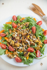 Bunter Salat mit gebratenen Knödeln 