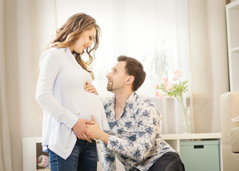 Obraz premium Pregnant wife and husband