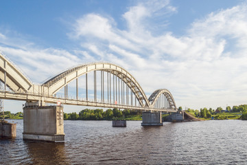 Железнодорожный мост через Волгу в Ярославской области