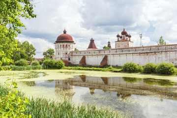 Северо-западная башня Борисоглебского монастыря с отражением в Риковском пруду © Тищенко Дмитрий