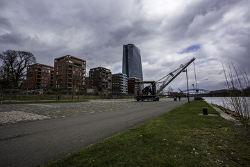 Mainufer in Frankfurt an einem bewölkten Tag