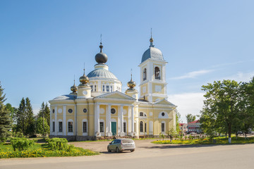 Fototapeta na wymiar Успенский собор на площади в городе Мышкине Ярославской области
