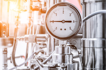 Hydraulic fluid pressure indicator, arrow indicates zero.