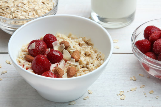 Oatmeal with strawberries and nuts