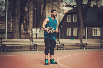 Obraz premium African-american streetball player practicing outdoors