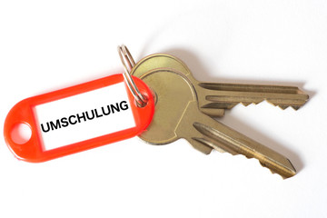 Ein Schlüssel und ein Schlüsselanhänger mit dem Wort Umschulung