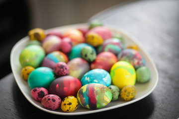 Крашеные пасхальные яйца на тарелке 