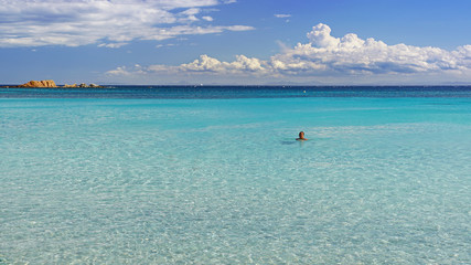 Fototapeta premium Femme nageant dans une mer bleue turquoise