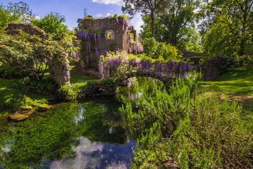 Fototapeta na wymiar Ninfa: il giardino più romantico d'Europa