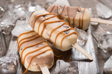 Naklejka premium Homemade caramel chocolate popsicles with candy
