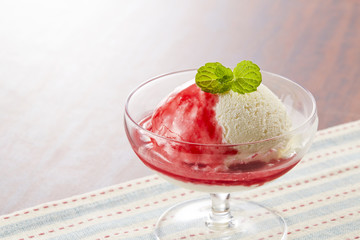 バニラアイス　ラズベリーソース　