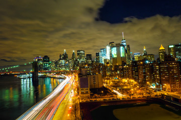 Fototapeta na wymiar view of the downtown manhattan of New York from manhattan bridge