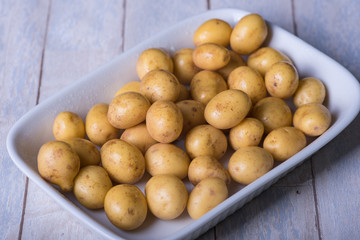 frische Drillinge in einer Porzellanschale auf Holztisch