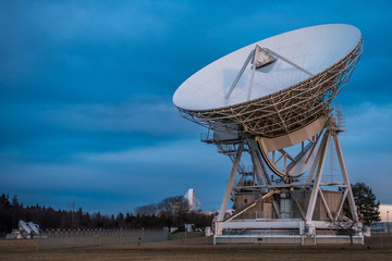 Erdfunkstelle Raisting für satellitengestützte Telekommunikation im Abendlicht