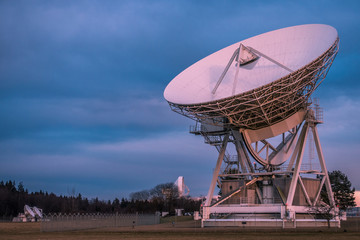 Parabolantenne für satellitengestützte Telekommunikation im Abendlicht