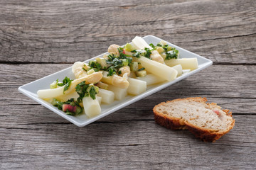 Salat aus Spargel weiss und Rhabarber mit Kräutern