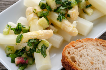 Weißer Spargel mit Dressing aus Kräutern und Rhabarber
