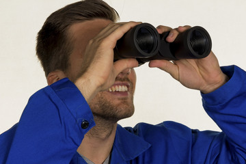 Handwerker mit Fernglas