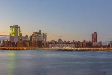 Naklejka premium Manhattan budynku widok od strony Brooklyn, Nowy Jork, usa