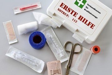 Verbandskasten mit Verbandsmaterial