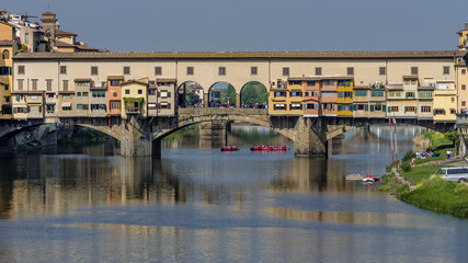 Obraz premium The famous and beautiful Ponte Vecchio bridge over the Arno river, historic center of Florence, Italy
